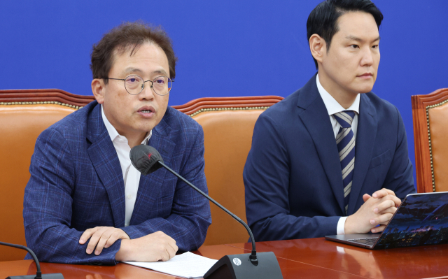 더불어민주당 송기헌 원내수석부대표가 16일 국회에서 기자간담회를 하고 있다. 오른쪽은 김한규 원내대변인. 연합뉴스