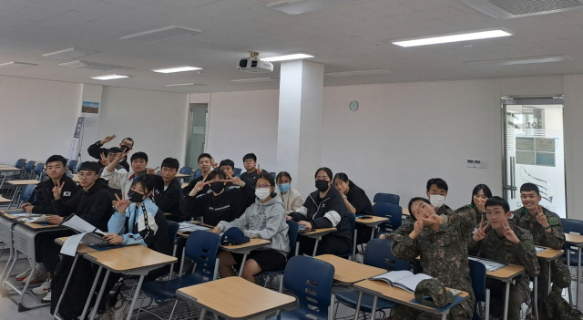 육군3사관학교 2차 필기시험 합격생들이 합격의 기쁨을 나누고 있다. 경북전문대 제공