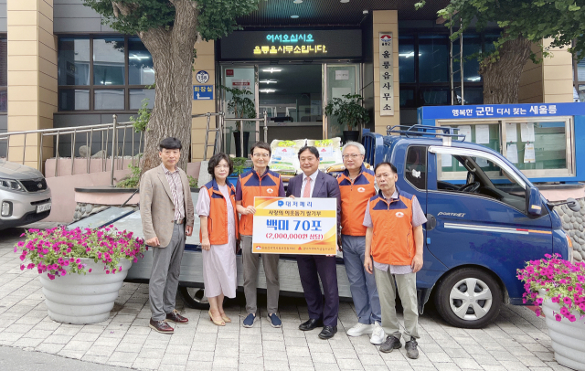 ㈜대저페리는 지난 12일부터 13일까지 엘도라도 익스프레스호 취항식 때 받은 쌀 171포(1.8t)를 지역 사회 소외 계층에 나눠주는 사랑의 쌀 나눔 행사를 진행했다. 대저페리 제공.