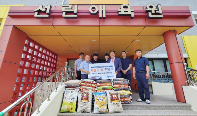 ㈜대저페리는 지난 12일부터 13일까지 엘도라도 익스프레스호 취항식 때 받은 쌀 171포(1.8t)를 지역 사회 소외 계층에 나눠주는 사랑의 쌀 나눔 행사를 진행했다. 대저페리 제공.