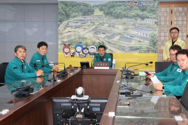 15일 경북도의회는 집중호우로 인해 수해를 입은 영주지역을 방문해 관련 피해 상황을 보고 받고 있다. 경북도의회 제공