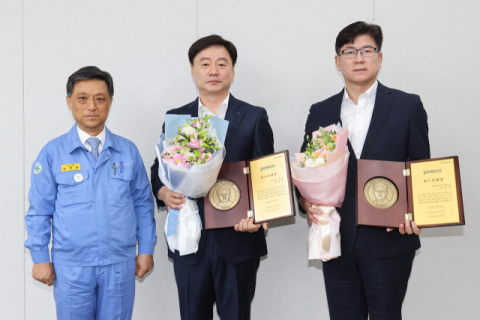포스코 김학동 부회장(왼쪽)이 13일 포항제철소 이영진 과장(가운데)과 광양제철소 이선동 과장에게 포스코명장 임명패를 수여했다. 포스코 제공
