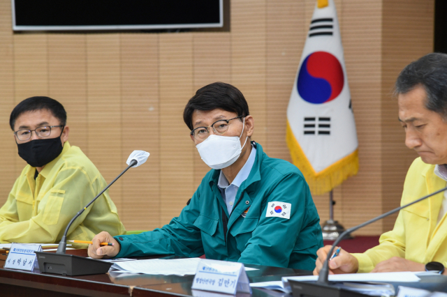 재난현장통합지휘본부 회의에 참석한 박남서 영주시장이 철통 같은 비 피해 방지책을 주문하고 있다. 영주시 제공