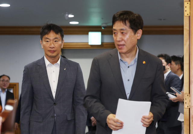 5일 은행회관에서 열린 금융위원회-금융감독원-은행 지주회장 간담회에 김주현 금융위원장(오른쪽)과 이복현 금감원장이 입장하고 있다. 연합뉴스