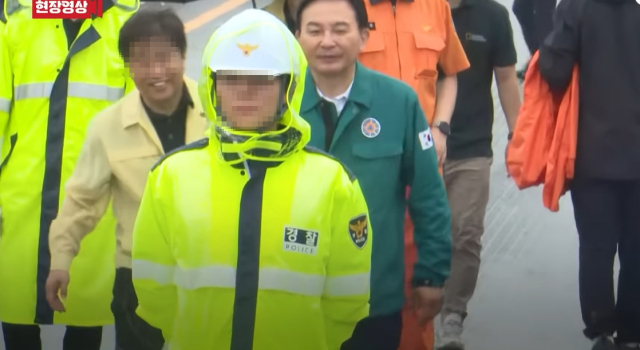지난 16일 오송 지하차도 참사현장에서 웃음을 짓고 있는 공무원의 모습. 원본 영상에서 웃는 장면은 2초 가량이다. 유튜브 캡처