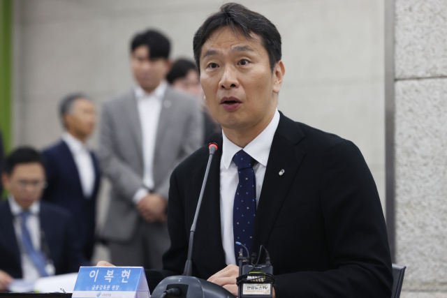 29일 오전 서울 영등포구 굿네이버스에서 열린 우리카드 상생금융 출시 기념 취약계층 후원금 전달 및 소상공인 간담회에서 이복현 금융감독원장이 발언하고 있다. 연합뉴스
