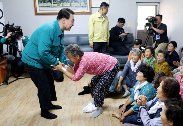 윤석열 대통령이 17일 오전 집중호우로 산사태 피해를 입은 경북 예천군 벌방리를 찾아 이재민들을 위로 하고 있다. 김영진 기자 kyjmaeil@imaeil.com