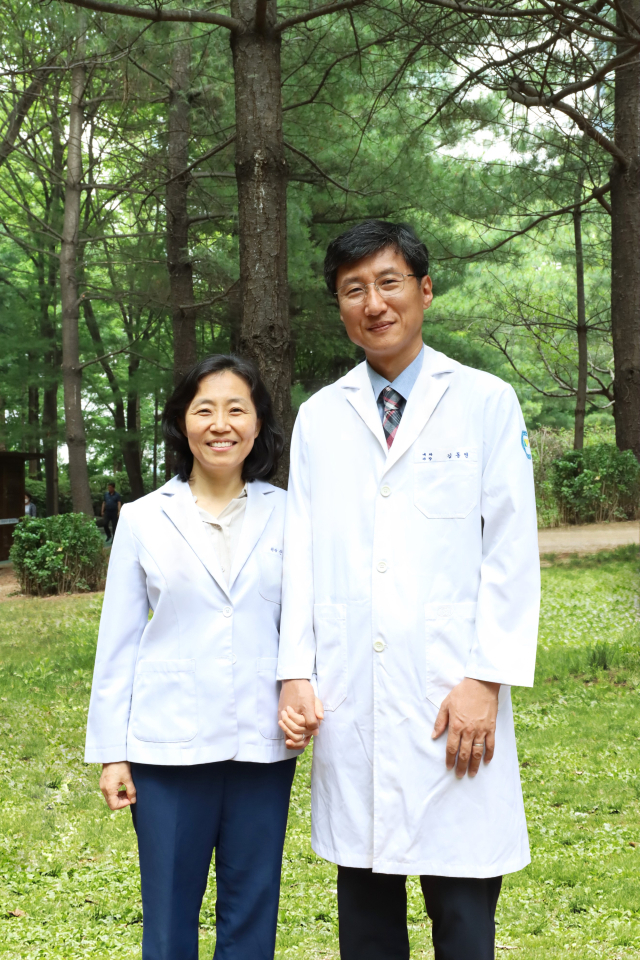 제11회 성천상 수상자 부부 의사 김동연(글로벌케어내과, 49세), 안미홍(누가광명의원, 49세) 씨
