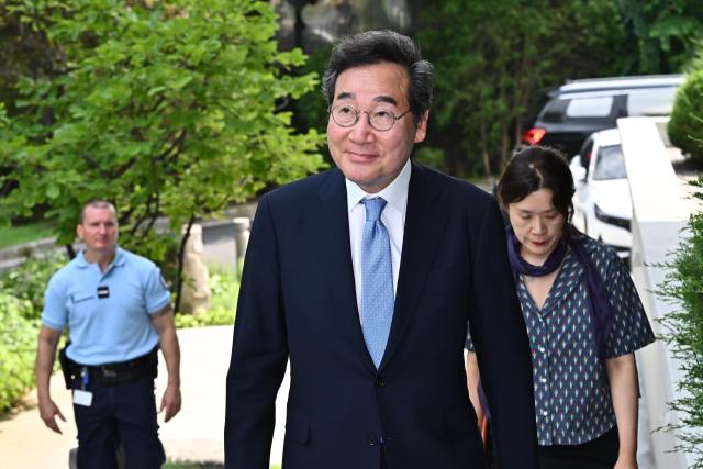 더불어민주당 이낙연 전 대표가 10일 오후 서울 서대문구 주한 프랑스 대사관에서 필립 르포르 주한 프랑스 대사와 차담회를 갖기 위해 관저로 입장하고 있다. 연합뉴스