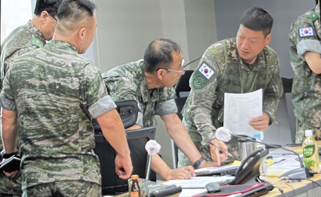 해병대 1사단 신속기동부대 장병들이 예천군 관계자들과 협조회의 중에 있다. 해병대 1사단 제공.