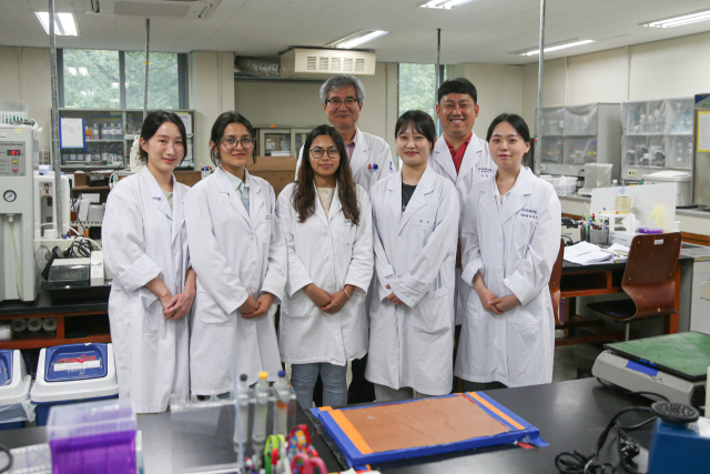 허용 대구가톨릭대 교수(뒷줄 왼쪽)와 보건면역학연구실 연구진. 대구가톨릭대 제공