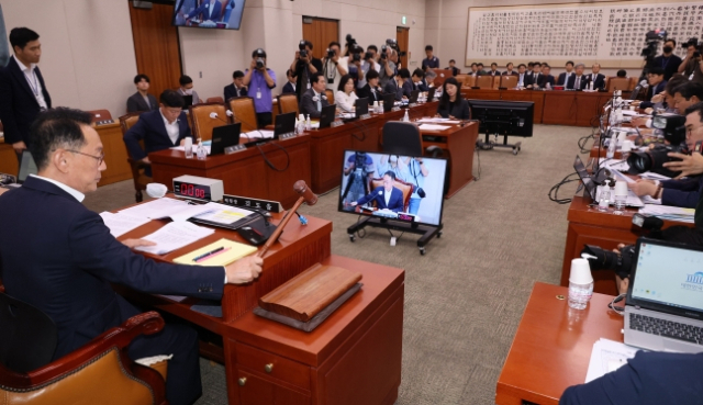 17일 국회 법제사법위원회에서 위원장인 김도읍 국민의힘 의원이 전체회의를 진행하고 있다. 연합뉴스