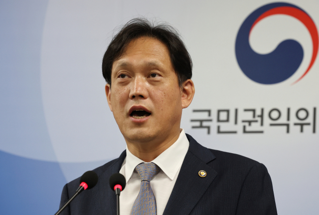 김태규 국민권익위원회 고충처리부위원장이 17일 오전 세종시 정부세종청사에서 국공립 대학생·대학원생 교육·연구 활동 갑질 근절 및 권익보호 방안과 관련해 브리핑하고 있다. 연합뉴스