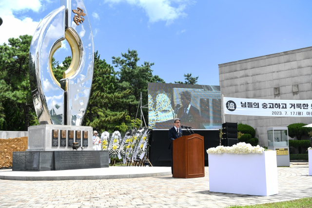 17일 오전 포항시 남구 오천읍 해병대 1사단에서 해병대 상륙기동헬기 마린온(MUH-1) 추락 사고로 순직한 장병들을 추모하는 행사가 열리고 있다. 해병대 1사단 제공.