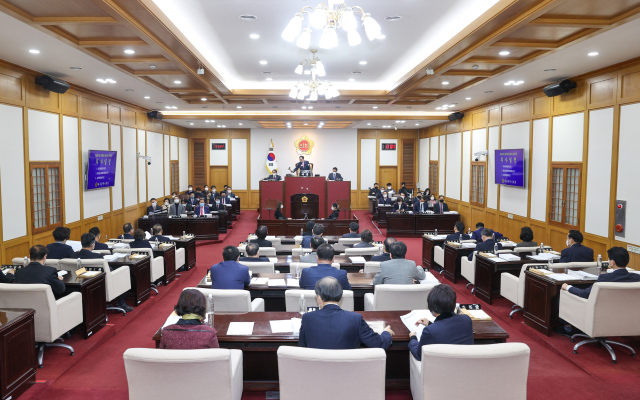 대구시의회는 18일부터 31일까지 14일간 제302회 임시회를 열어, 올해 첫 대구광역시 추가경정예산안과 제·개정 조례안 등 24건에 대한 안건 심의에 나선다. 대구시의회
