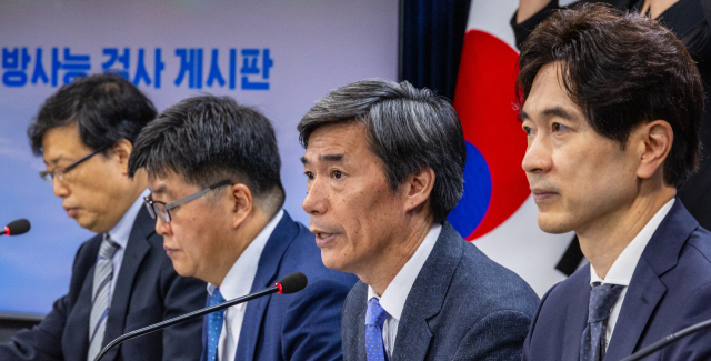 박구연 국무조정실 1차장(오른쪽 두 번째)이 17일 오전 서울 종로구 정부서울청사에서 열린 후쿠시마 원전 오염수 방류 관련 일일 브리핑에 입장하고 있다. 연합뉴스
