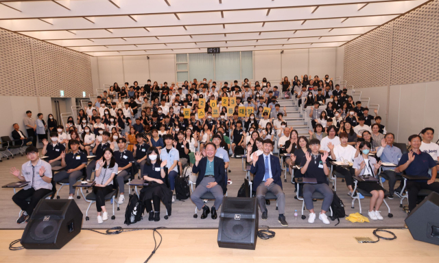 포스코청암재단은 14일 포스텍 체인지업그라운드에서 포스코등대장학 증서수여식을 열고 장학생들을 격려했다. 포스코 제공