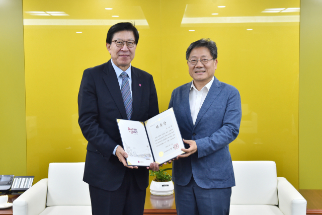 부산시가 시의 바이오헬스 분야 자문과 시정 홍보 등을 위한 정책고문으로 강대희(오른쪽) 서울대 교수를 위촉했다.