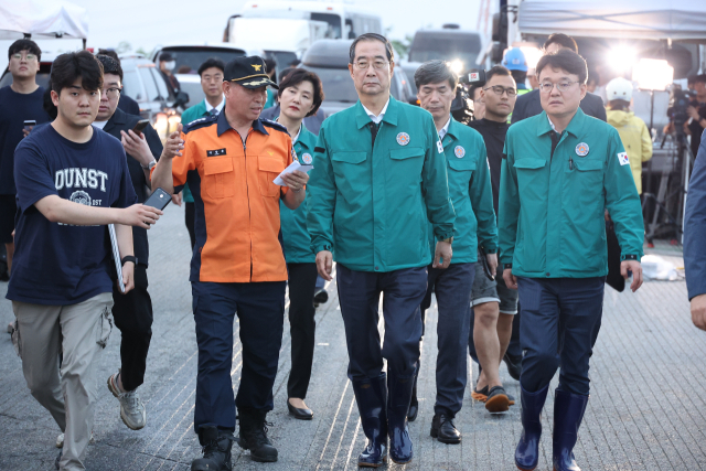 한덕수 국무총리가 미호천 제방 유실로 침수된 충북 청주시 오송읍 궁평2지하차도 현장을 찾아 둘러보고 있다. 연합뉴스