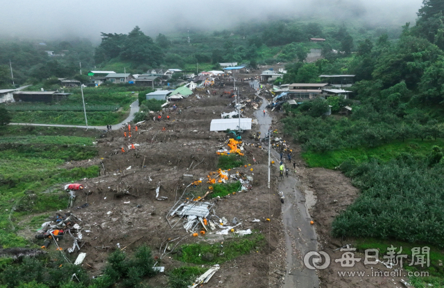 16일 오전 경북 예천군 효자면 백석리 산사태 현장에서 구조대원들이 실종자 수색을 하고 있다. 안성완 기자 asw0727@imaeil.com