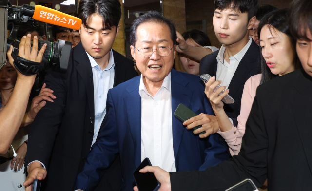 홍준표 대구시장이 17일 오후 서울 여의도 국회에서 국민의힘 윤재옥 원내대표와 면담을 마친 후 이동하며 기자들의 질문을 받고 있다. 연합뉴스