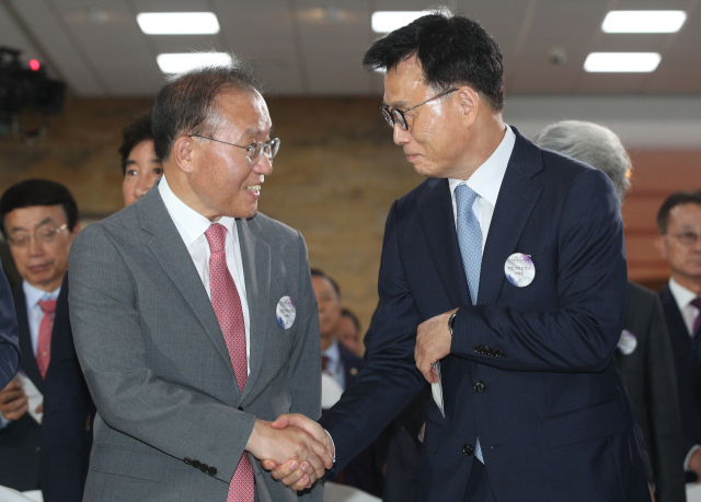 17일 국회에서 열린 제75주년 제헌절 경축식에서 국민의힘 윤재옥 원내대표와 더불어민주당 박광온 원내대표가 인사하고 있다. 연합뉴스