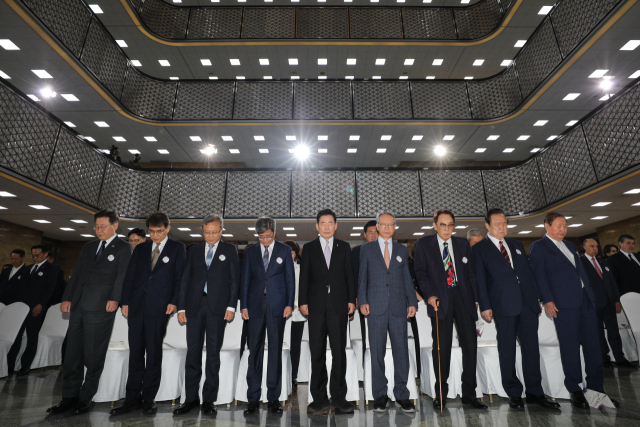 17일 국회에서 열린 제75주년 제헌절 경축식에서 참석자들이 묵념을 하고 있다. 연합뉴스