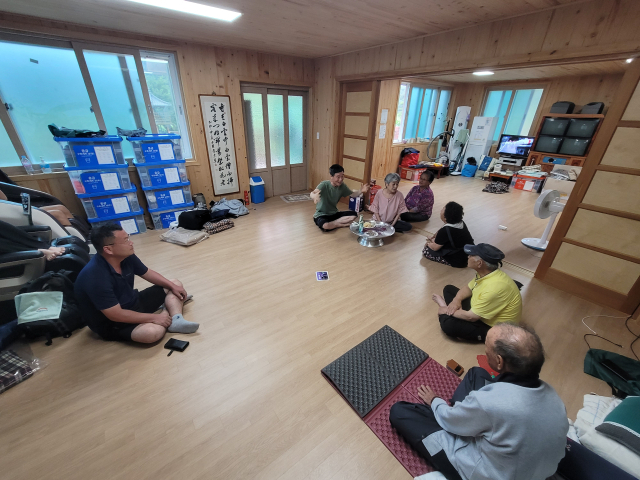 17일 오후 4시 30분쯤 찾은 경북 봉화군 봉성면 우곡2리 마을회관. 주민 20여 명은 전기가 끊긴 집 대신 이곳에서 생활을 이어오고 있다. 박성현 기자