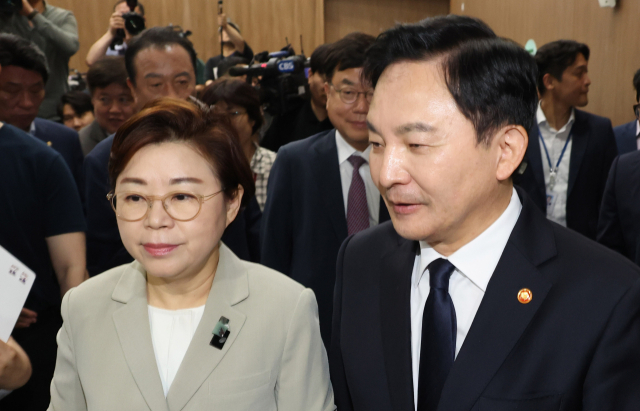 원희룡 국토교통부 장관과 김정재 간사를 비롯한 국민의힘 소속 국토교통위원들이 6일 오전 서울 여의도 국회 소통관에서 