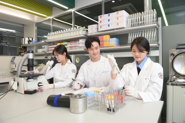 대구보건대 임상병리학과 학생들이 학과 실습실에서 2% 혈구부유액 제조와 현미경 관찰 실습을 진행하고 있다. 대구보건대 제공