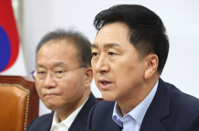 국민의힘 김기현 대표가 18일 국회에서 열린 최고위원회의에서 발언하고 있다. 왼쪽은 윤재옥 원내대표. 연합뉴스