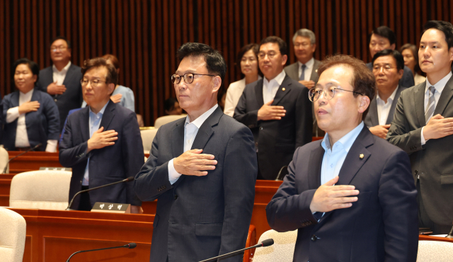 더불어민주당 박광온 원내대표와 의원들이 18일 오후 서울 여의도 국회에서 열린 의원총회에서 국기에 대한 경례를 하고 있다. 연합뉴스