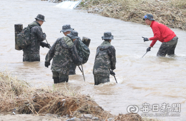 18일 오전 경북 예천군 감천면 벌방교회 앞 하천에서 해병대 1사단 제3포병대대 장병들이 실종자 수색작업을 하고 있다. 안성완 기자 asw0727@imaeil.com