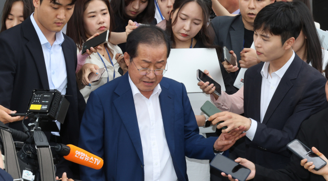 홍준표 대구시장이 17일 오후 서울 여의도 국회에서 국민의힘 윤재옥 원내대표와 면담을 마친 후 국회를 떠나며 기자들의 질문을 받고 있다. 연합뉴스