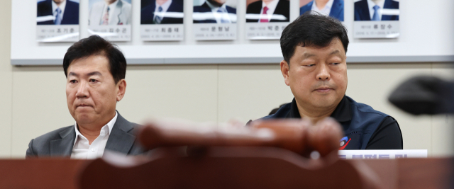 18일 오후 세종시 정부세종청사 최저임금위원회 회의실에서 열린 제14차 전원회의에서 사용자위원인 류기정 한국경영자총협회 전무(왼쪽)와 근로자위원인 류기섭 한국노총 사무총장이 자리하고 있다. 연합뉴스