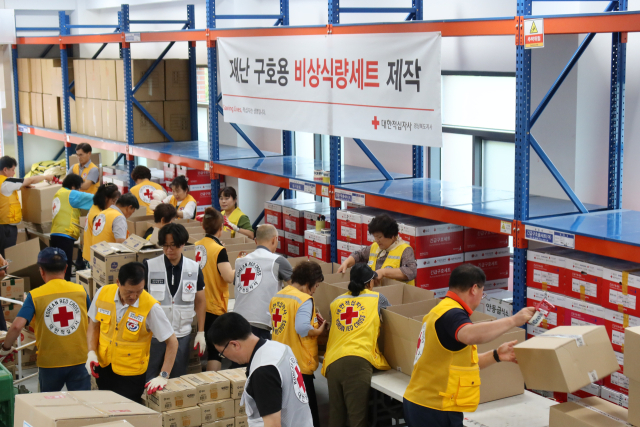 18일 대한적십자사 경북지사는 지속되는 집중호우에 대응해 지난 14일부터 경북 지역 피해 지역을 중심으로 구호활동을 이어가고 있다고 밝혔다. 경북적십자사 재난구호물류센터에서 봉사원과 직원이 비상식량세트를 제작하고 있다. 대한적십자사 경북지사 제공