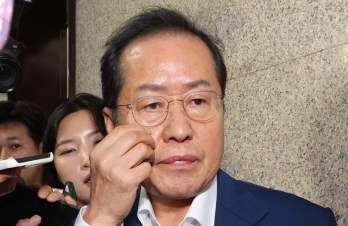 홍준표 대구시장이 지난 17일 오후 서울 여의도 국회에서 국민의힘 윤재옥 원내대표와 면담을 마친 후 이동하며 기자들의 질문을 받고 있다. 연합뉴스
