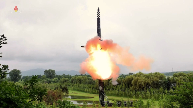 자료사진. 북한의 신형 고체연료 대륙간탄도미사일(ICBM) 화성-18형의 시험발사 영상. [조선중앙TV 화면] [국내에서만 사용가능. 재배포 금지. For Use Only in the Republic of Korea. No Redistribution] 연합뉴스