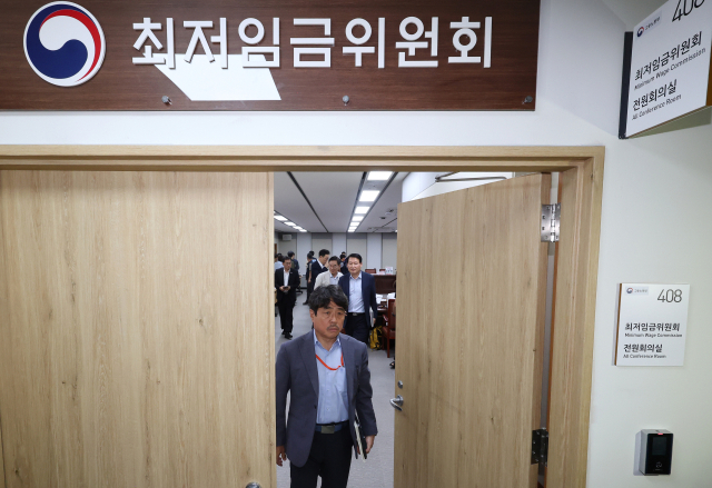 공익위원 간사인 권순원 숙명여대 교수가 19일 오전 세종시 정부세종청사 최저임금위원회 회의실에서 열린 제15차 전원회의가 잠시 휴정하자 나오고 있다. 연합뉴스