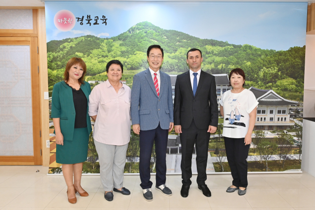 임종식(왼쪽 세 번째) 경북도교육감과 쿠르보노프 파루크(왼쪽 네 번째) 우즈베키스탄 부하라주 교육청장과 교육 관계자들이 18일 경북교육청을 방문해 기념 촬영을 하고 있다. 경북교육청 제공