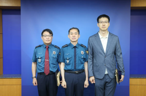 왼쪽부터 대구경찰 청렴인에 선발된 서부경찰서 이현지구대 이경섭 경감, 김수영 대구경찰청장, 대구경찰청 교통조사계 차봉진 경위. 대구경찰청 제공