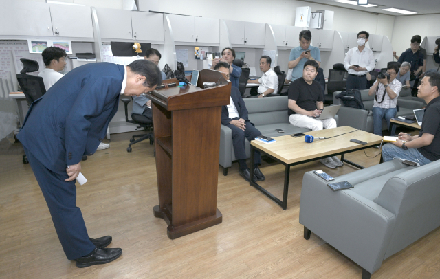 지난 15일 수해 중 골프로 논란을 빚은 홍준표 대구시장이 나흘만인 19일 공식 사과했다. 대구시 제공.