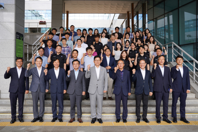 고광효 관세청장은 19일 대구본부세관을 방문해 업무보고를 받고 직원을 격려했다. 이어 대구 일반소비재 분야 수출 1위 기업인 메가젠임플란트를 방문해 현장 애로사항을 청취했다. 관세청 제공