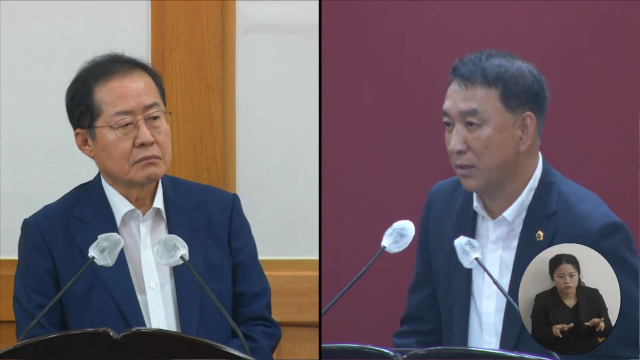 19일 대구시의회에서 열린 제302차 임시회 본회의에서 이성오 시의원(오른쪽)이 홍준표 대구시장(왼쪽)에게 명복 공원 이전 등 종합 장사시설 건립 방안 마련에 대해 질의하고 있다. 대구시의회 유튜브