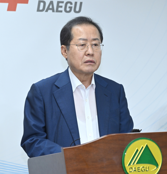홍준표 대구시장이 19일 대구시청 동인청사에서 열린 긴급 기자회견에서 