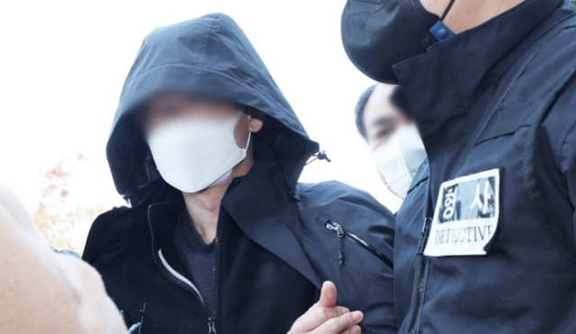 아내와 10대인 두 아들을 살해한 혐의로 구속영장이 청구된 40대 A 씨가 28일 오전 구속 전 피의자 심문(영장실질심사)을 위해 경기도 안산시 수원지방법원 안산지원으로 들어서고 있다. 연합뉴스