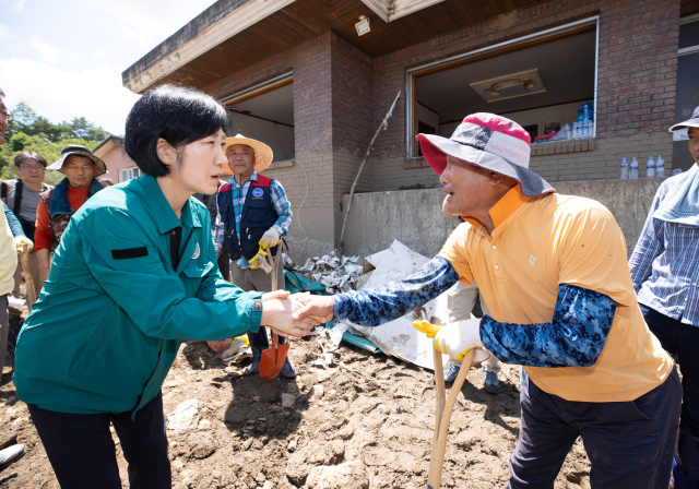 한화진 환경부 장관이 19일 호우로 피해를 본 경북 예천군 한 마을을 방문하여 주민들을 위로하고 있다. 연합뉴스