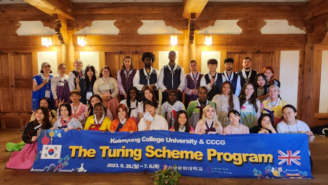 영국 CCCG(Capital City College Group) 학생들이 한국문화를 체험한 뒤 기념 촬영을 하고 있다. 계명문화대 제공