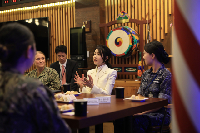 윤석열 대통령 부인 김건희 여사가 19일 부산 남구 해군작전사령부 네이비 클럽에서 한미 여군 장병과 환담하고 있다. 연합뉴스
