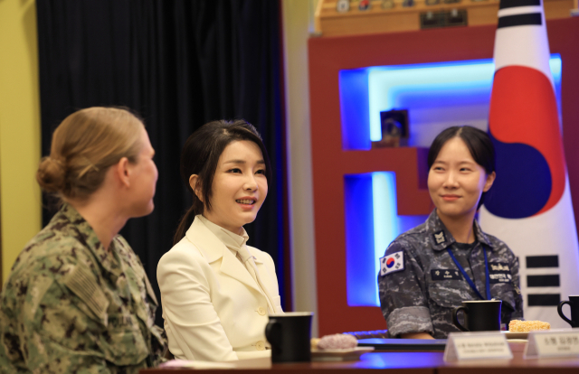 윤석열 대통령 부인 김건희 여사가 19일 부산 남구 해군작전사령부 네이비 클럽에서 한미 여군 장병과 환담하고 있다. 연합뉴스